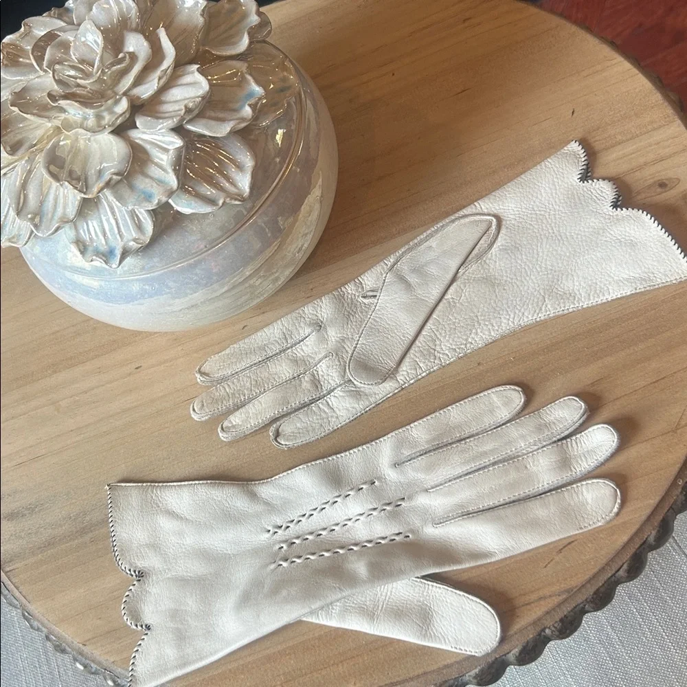 Vintage Native Deerskin Creme Threaded Trimmed Gloves Size 7 25/20